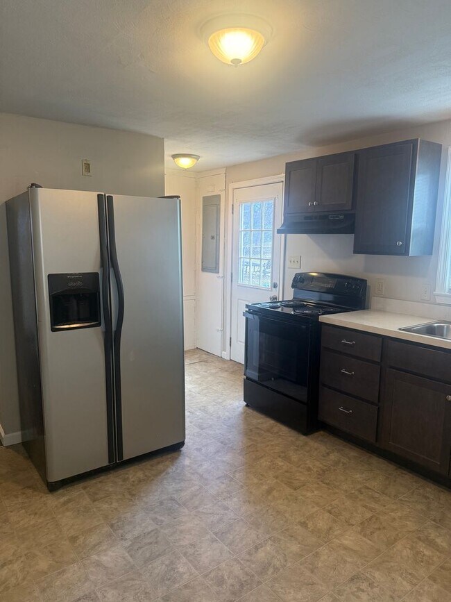 Foto del edificio - 3-4 Bedroom 1 Bath cape with garage in Liverpool Schools