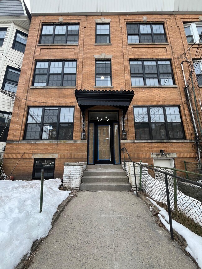 Foto del edificio - 95 Bostwick Ave