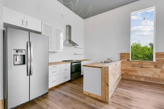 Kitchen - Lofts at 305