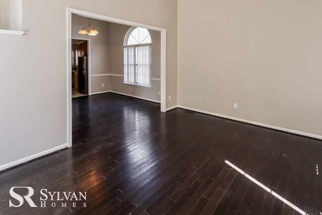 Building Photo - Easy living in this 4 BR, 2.5 BA home