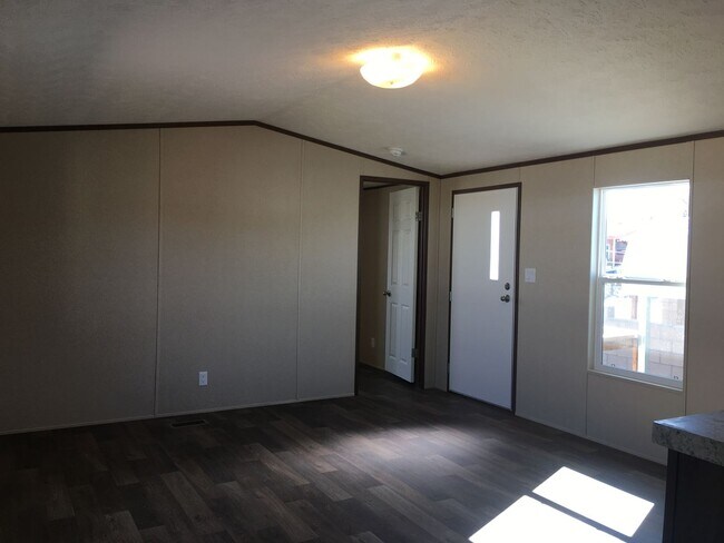 Foto del edificio - 2-Bedroom Home, minutes Away from the Colo...