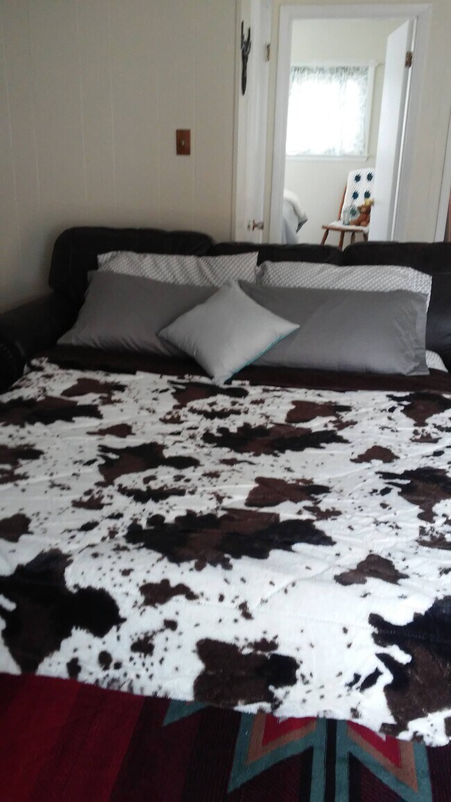 Sofá cama de tamaño queen para huéspedes - 8301 Comanche Ct NE