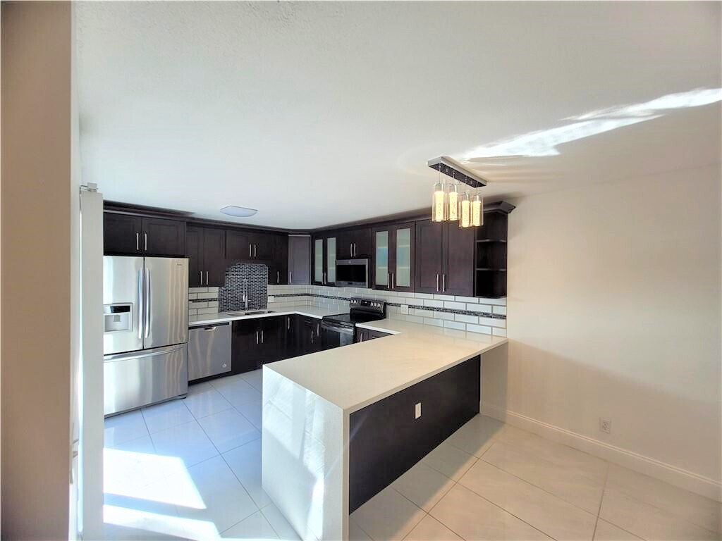 Primary Photo - 2540 Camelot Ct