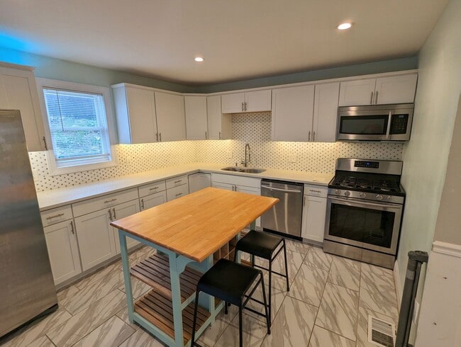 Building Photo - Spacious 3 bedroom 2.5 Bathroom Single Family Home (Mt Washington)