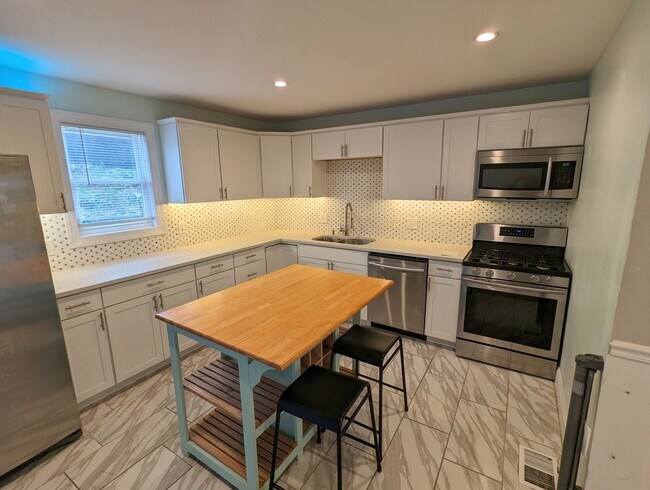 Foto del edificio - Spacious 3 bedroom 2.5 Bathroom Single Family Home (Mt Washington)