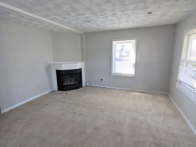 Building Photo - Spacious 3 bedroom 1.5 Bath home in Indian...