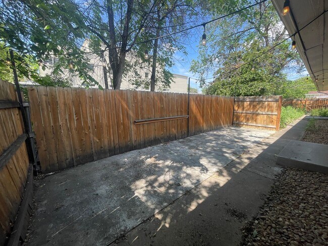 Foto del edificio - Charming 2 Bedroom, 1 Bathroom Duplex in A...