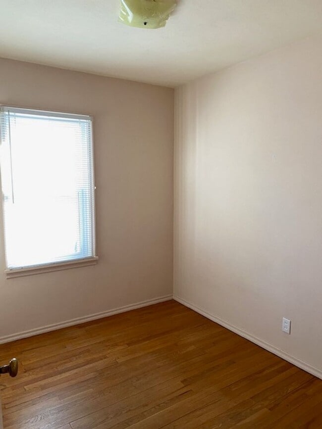 Building Photo - Large 3 bed ranch in Granite City