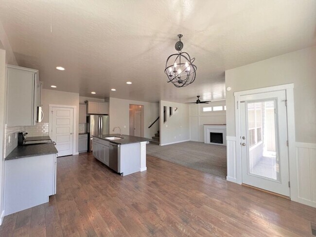 Building Photo - Beautiful 4 Bed, 2.5 Bath Plus Office in S...