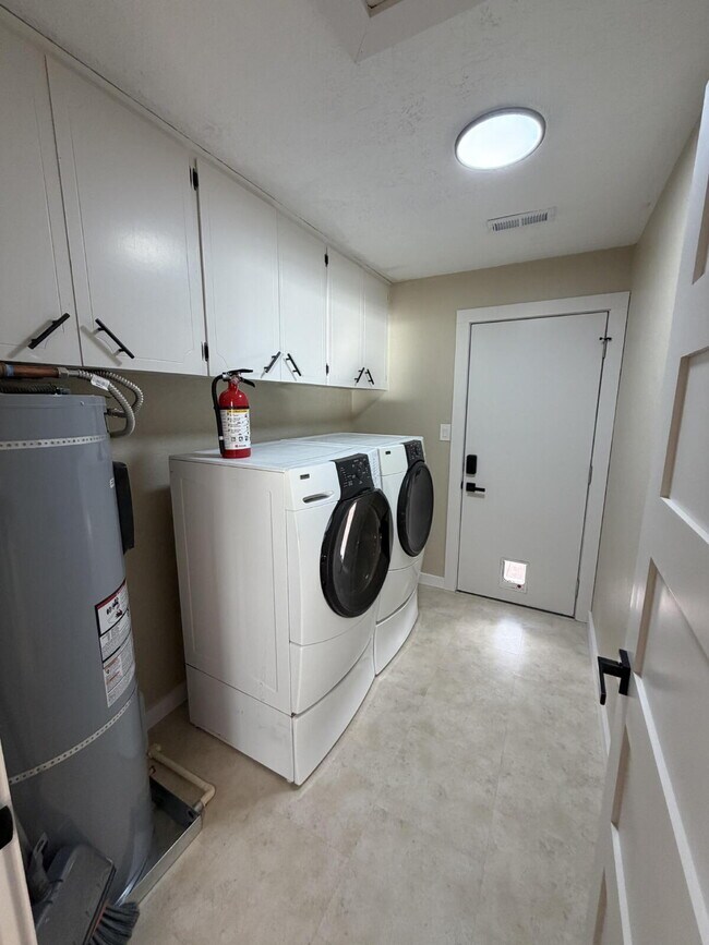 Building Photo - 2 Bedroom - 1 Bath Floating Home Available for Move In 1/16/2026!!