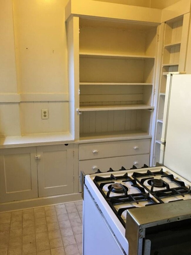 Building Photo - Quite a bedroom with plenty of light, Great location and is just off the main St. It is quite als...