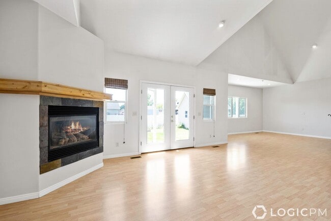 Building Photo - Beautiful Home in Amazing Location!