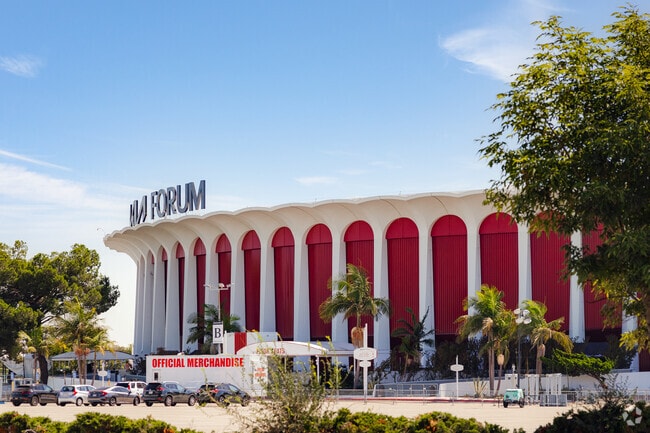 Kia Forum in Morningside Park hosts concerts and events near Compton.