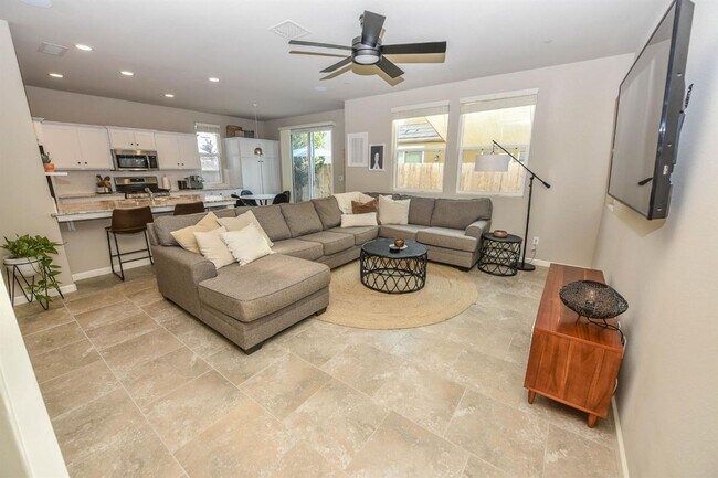 Building Photo - Beautiful 3/2.5 near Clovis East
