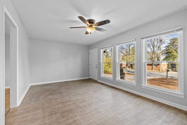 Foto del edificio - Beautiful 3BR Home in SE Raleigh - Fully Renovated + HUGE Fenced in Yard!