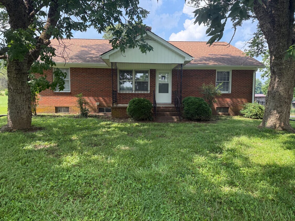 Primary Photo - 4 Bedroom House on Lots of Land With Large...