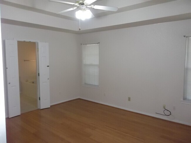 Foto del edificio - 4 BEDROOM, CONVENIENT LOCATION