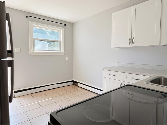 Building Photo - 537 Confederation St