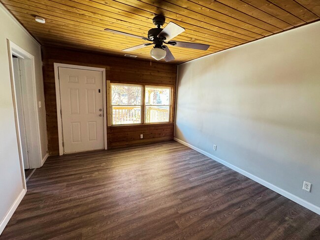 Building Photo - 3 Bedroom East Ridge House