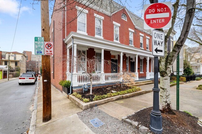 Building Photo - Beautiful 3 Bedroom Corner Lot on West Ave! ***Available 08/10/2026***