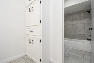 Building Photo - 15814 Winding Moss Dr