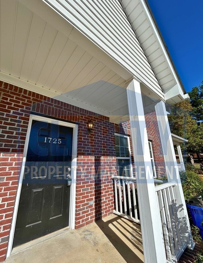 Building Photo - 1725 New Castle Dr NE