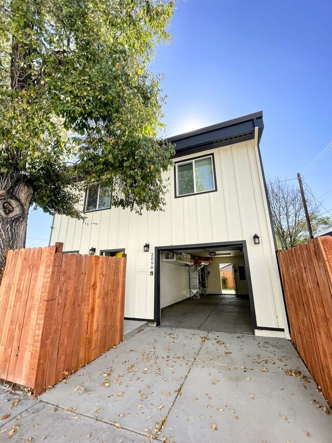 Building Photo - 3 Bedroom House with LARGE balcony!