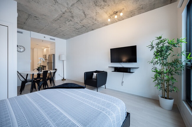 Building Photo - 67 Boul. de Maisonneuve E