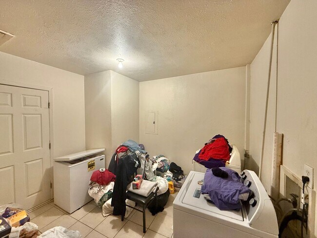 Foto del edificio - Coming soon! 4 bedrooms 1.5 bathrooms!