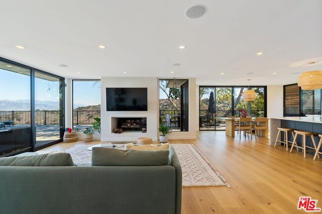 Building Photo - 3632 Beverly Ridge Dr