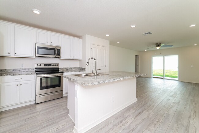Building Photo - Amazing Auburndale, FL Home