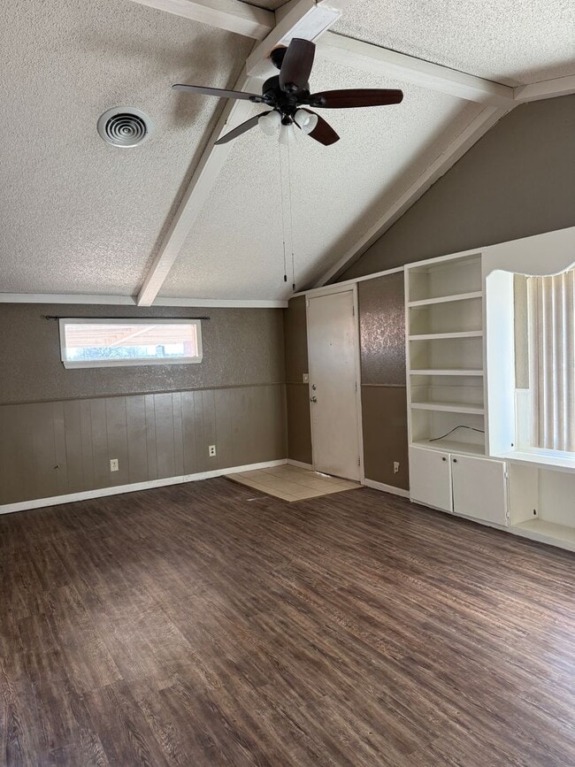 Foto del edificio - Recently renovated 2 or 3 bedroom with New kitchen