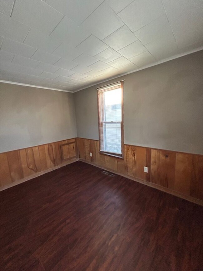 Building Photo - Cute 2 bedroom 1 bath home with shed