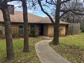 Building Photo - 2203 Canterbury Ct