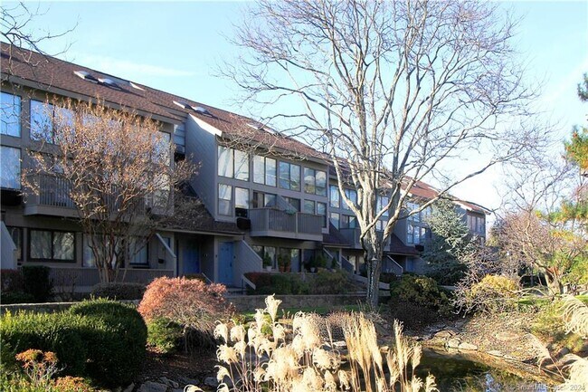Foto del edificio - 1465 E Putnam Ave
