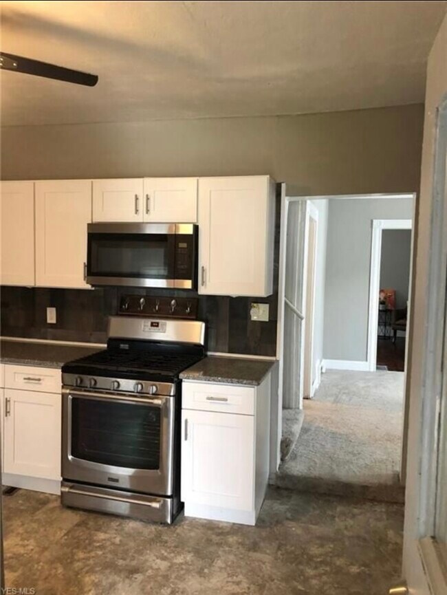 Renovated kitchen oven and microwave - 1573 Coutant Ave