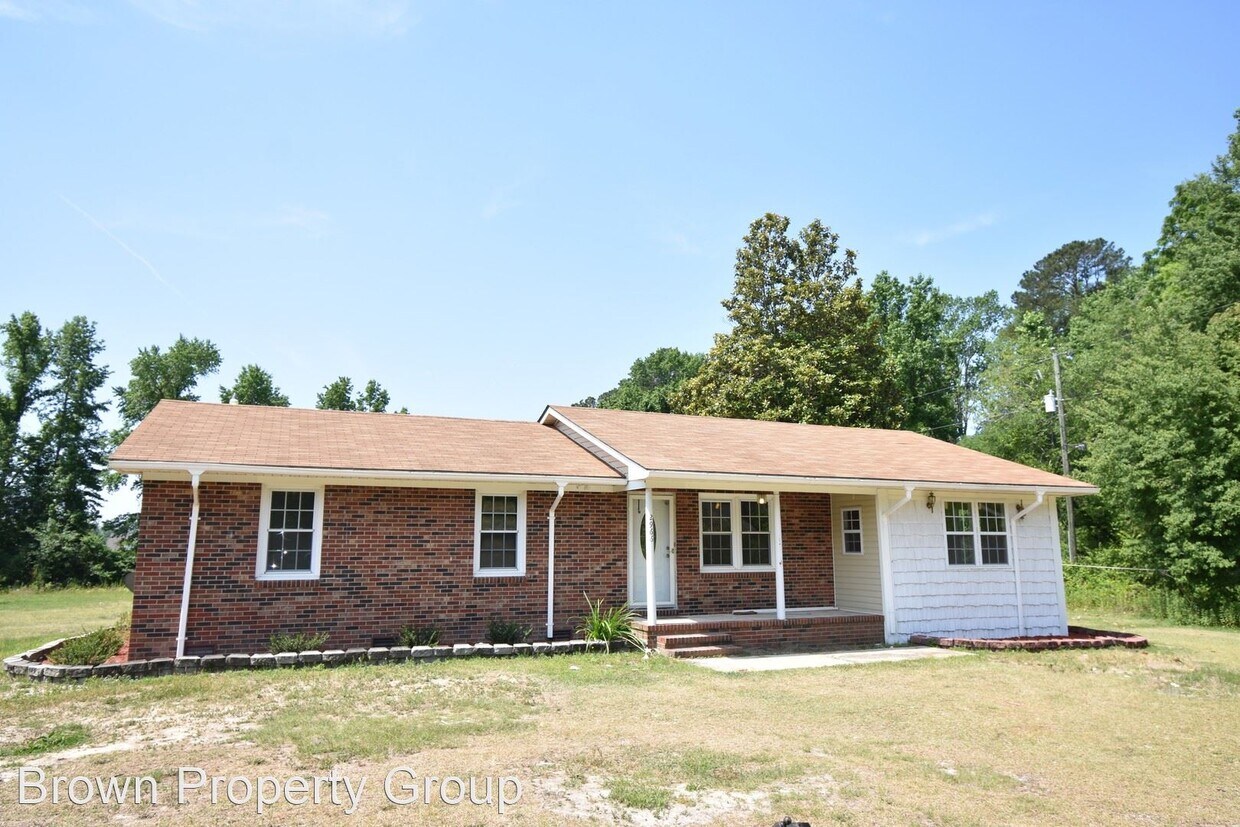 3 br, 2 bath House 2966 Cedar Creek Rd House Rental in Fayetteville