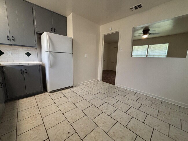Foto del edificio - 2707 E 9th St