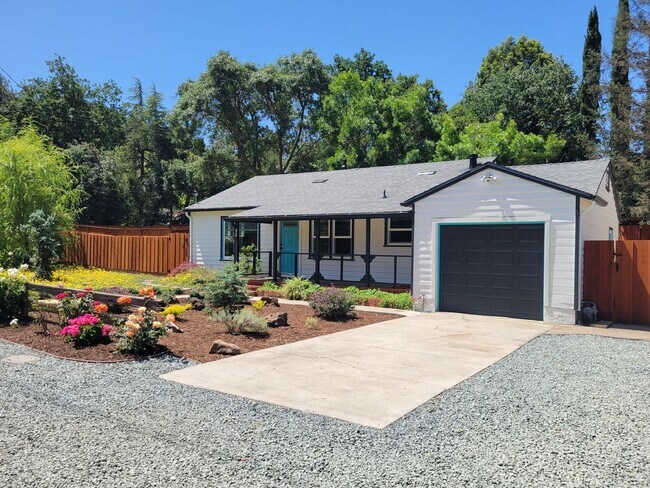 Foto del edificio - Super Cute Cottage on Large Lot in Quiet Area