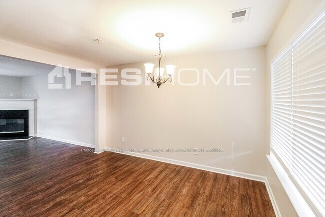Building Photo - 211 Coral Cir