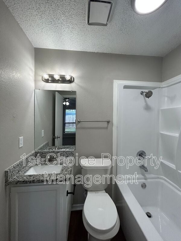 Foto del edificio - 6320 Holiday Ln