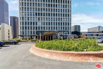 Building Photo - 800 W 1st St