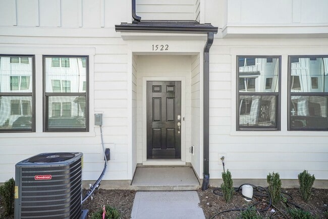 Foto del edificio - Three Bedroom End Unit Townhome!