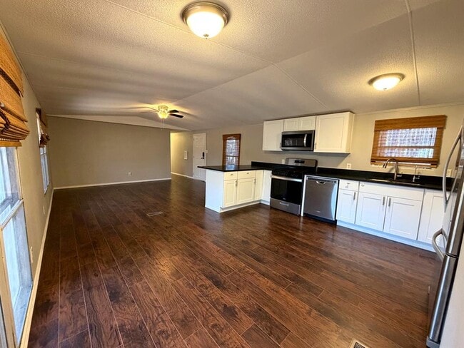 Building Photo - 3101 Rockhill Dr