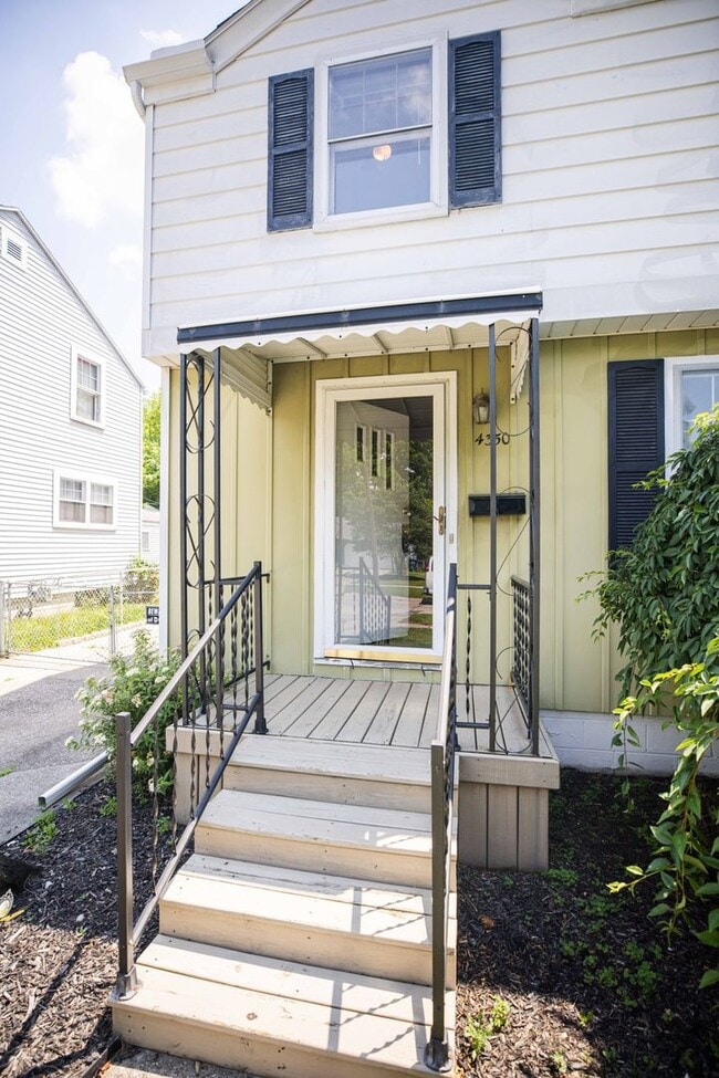 Building Photo - Beautiful traditional three bedroom two st...
