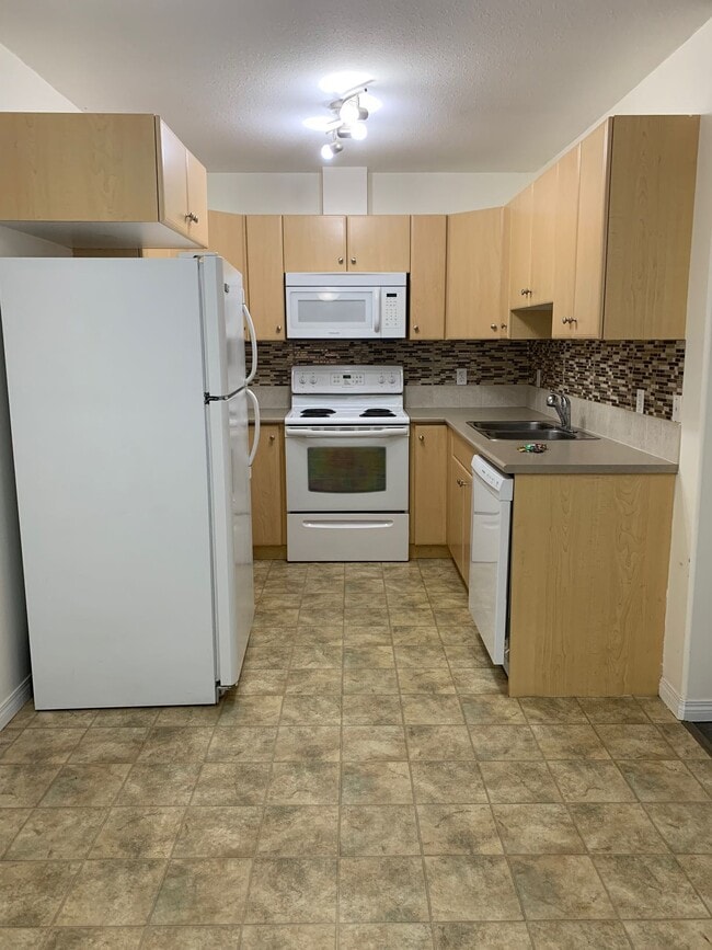 Building Photo - Apartment/Condo Located in Timberlea - Great Price You Will Not Want to Miss Out!