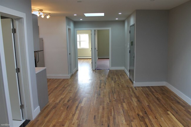 Foto del edificio - 3 br, 1 bath Apartment - 104 Cornelia St