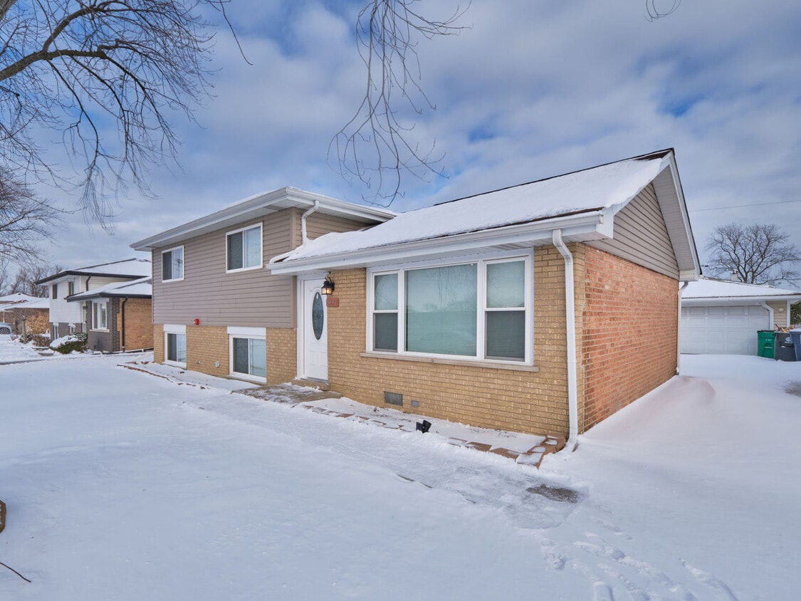 Primary Photo - 8229 S 76th Ave
