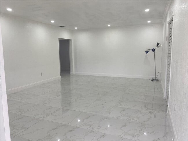 Foto del edificio - 13335 NW 19th Ave