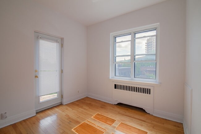 Building Photo - 6211 Av. Lennox